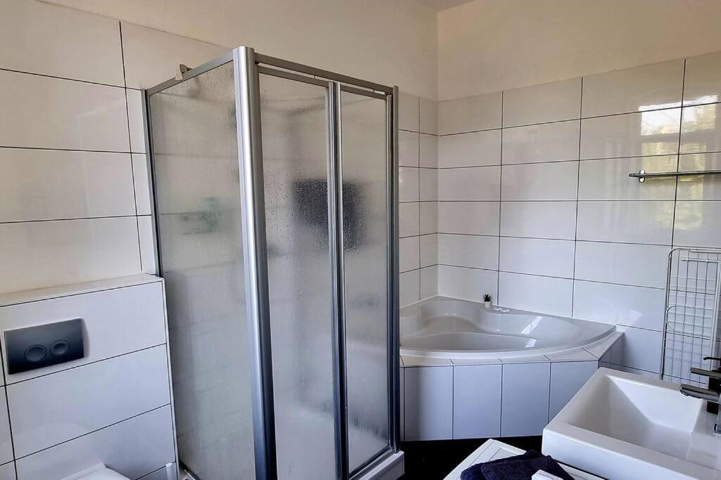 Free Parking Wlan Badewanne Hauptbahnhof Roter Faden Apartment